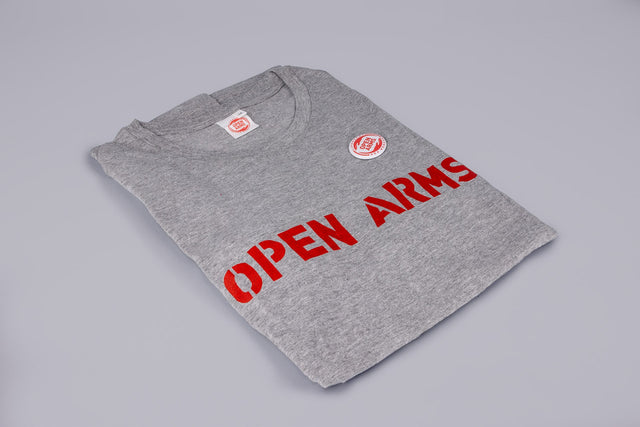 Pack de productos Camiseta gris y Pin Open Arms