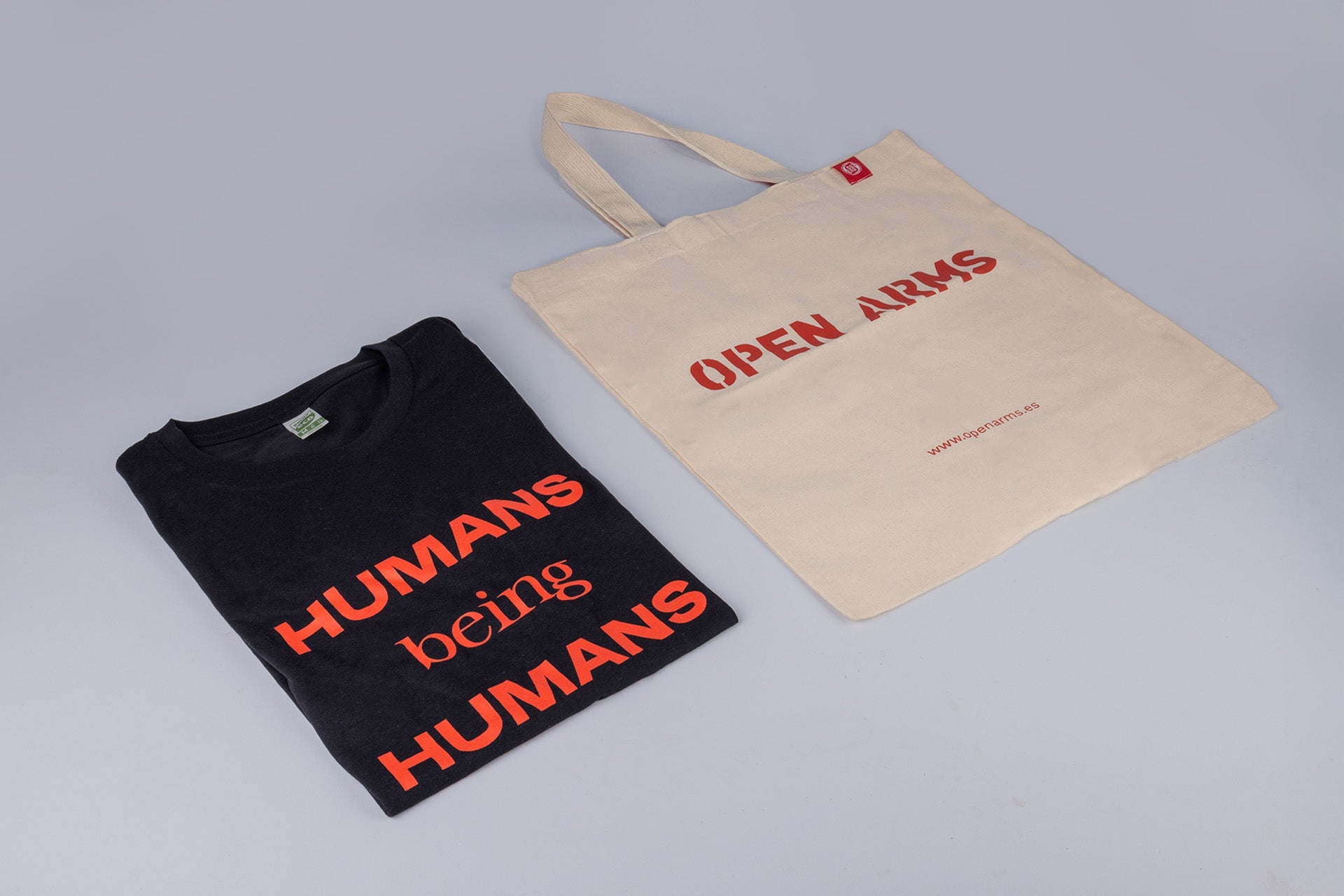 Pacchetto prodotto T-shirt Humans Being Humans e borsa Tote