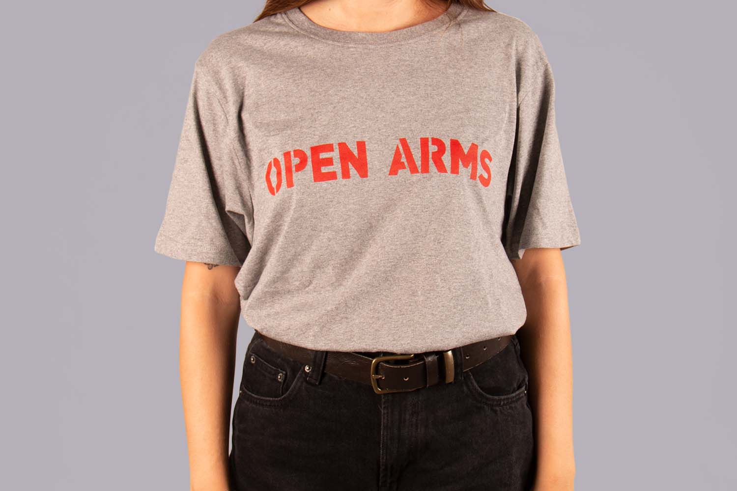 Pack de productos Camiseta gris y Pin Open Arms